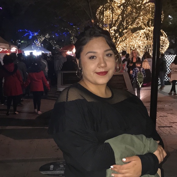 Poshmark profile picture for @mmmeah